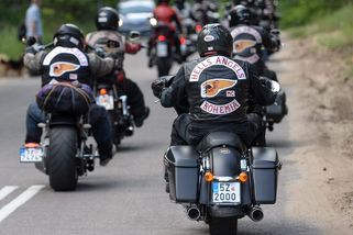 Město si na likvidaci nelegální reklamy najalo motorkáře z Hells Angels - Seznam Zprávy